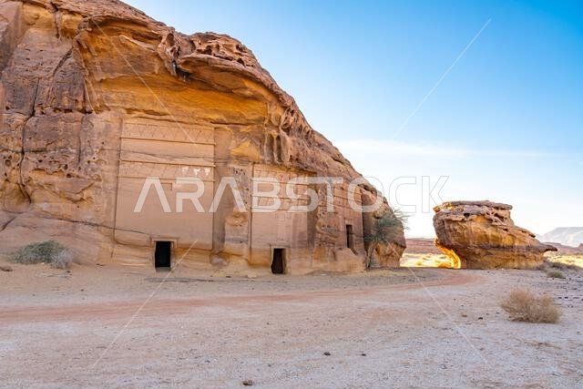 جبل الأحمر، صخرة رملية منحوتة عند غروب الشمس، مقابر الحِجر القديمة، صحراء العلا، المملكة العربية السعودية، عجائب طبيعية وأثرية تخطف الأنفاس