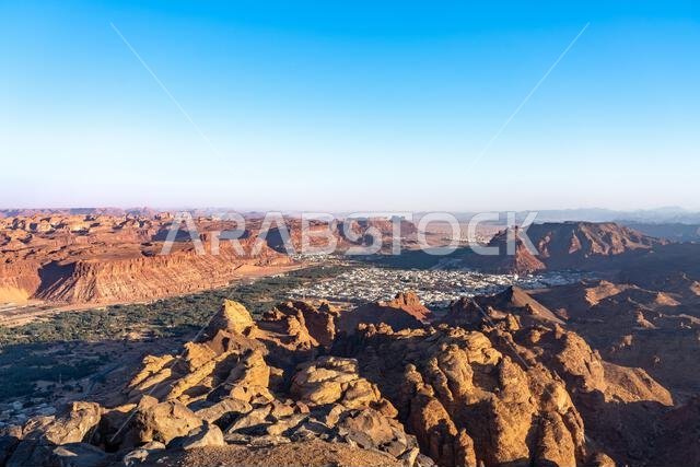 نقطة مشاهدة حرة عند غروب الشمس، العلا، المملكة العربية السعودية. منظر بانورامي خلاب لتكوينات الحجر الرملي الوعرة والمناظر الصحراوية لهذه المنطقة المذهلة