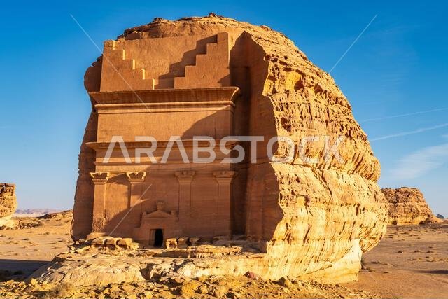 مقبرة أسد الكوزة عند غروب الشمس، نصب تذكاري من الحجر الرملي المنحوت على الطراز النبطي في مدينة الحِجر القديمة، إحدى عجائب الآثار في العلا، المملكة العربية السعودية مقبرة أسد الكوزة عند غروب الشمس، نصب تذكاري من الحجر الرملي المنحوت على الطراز النبطي في مدينة الحِجر القديمة، إحدى عجائب الآثار في العلا، المملكة العربية السعودية