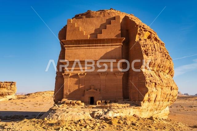 مقبرة أسد الكوزة عند غروب الشمس، نصب تذكاري من الحجر الرملي المنحوت على الطراز النبطي في مدينة الحِجر القديمة، إحدى عجائب الآثار في العلا، المملكة العربية السعودية