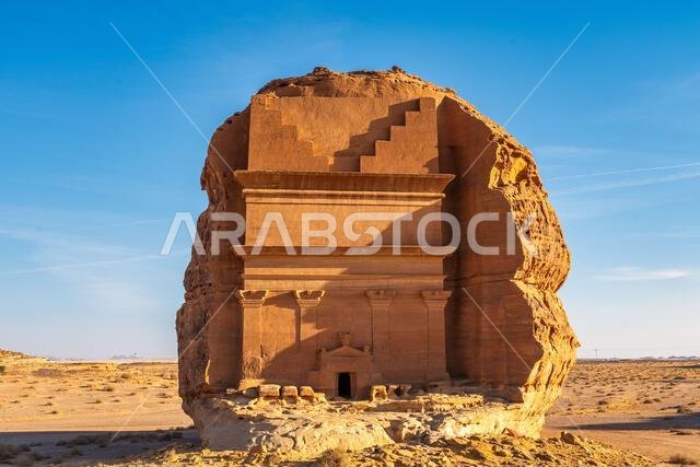 مقبرة أسد الكوزة عند غروب الشمس، نصب تذكاري من الحجر الرملي المنحوت على الطراز النبطي في مدينة الحِجر القديمة، إحدى عجائب الآثار في العلا، المملكة العربية السعودية مقبرة أسد الكوزة عند غروب الشمس، نصب تذكاري من الحجر الرملي المنحوت على الطراز النبطي في مدينة الحِجر القديمة، إحدى عجائب الآثار في العلا، المملكة العربية السعودية