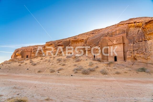 جبل الأحمر، صخرة رملية منحوتة عند غروب الشمس، مقابر الحِجر القديمة، صحراء العلا، المملكة العربية السعودية، عجائب طبيعية وأثرية تخطف الأنفاس جبل الأحمر، صخرة رملية منحوتة عند غروب الشمس، مقابر الحِجر القديمة، صحراء العلا، المملكة العربية السعودية، عجائب طبيعية وأثرية تخطف الأنفاس