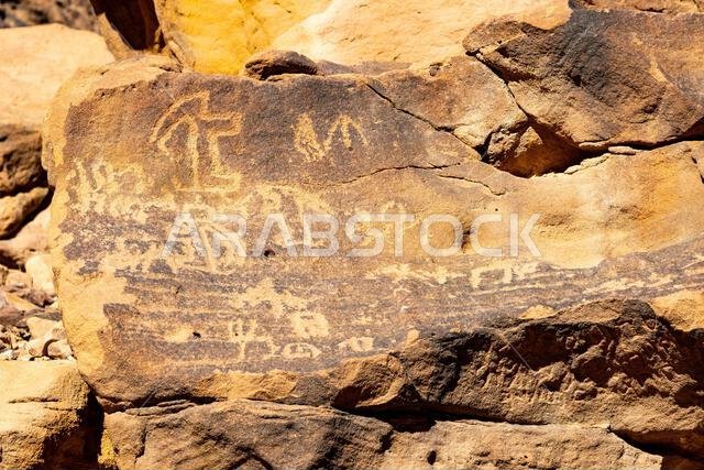 جبل عكمة، مكتبة اليونسكو المفتوحة المنحوتة في صخور الحجر الرملي في العلا بالمملكة العربية السعودية، تحفظ كلمات ونقوشاً قديمة لحضارة عريقة.