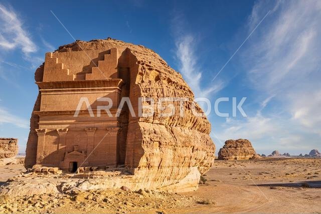 مقبرة أسد الكوزة عند غروب الشمس، نصب تذكاري من الحجر الرملي المنحوت على الطراز النبطي في مدينة الحِجر القديمة، إحدى عجائب الآثار في العلا، المملكة العربية السعودية مقبرة أسد الكوزة عند غروب الشمس، نصب تذكاري من الحجر الرملي المنحوت على الطراز النبطي في مدينة الحِجر القديمة، إحدى عجائب الآثار في العلا، المملكة العربية السعودية