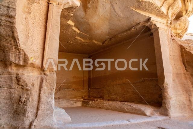 جبل إثلب، الديوان، تكوين صخري رملي منحوت قديم في صحراء الحِجر، دليل على التراث الثقافي الغني لليونسكو في العلا، المملكة العربية السعودية جبل إثلب، الديوان، تكوين صخري رملي منحوت قديم في صحراء الحِجر، دليل على التراث الثقافي الغني لليونسكو في العلا، المملكة العربية السعودية