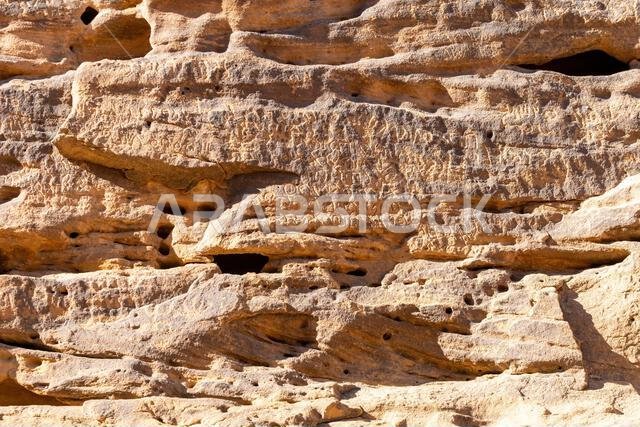 جبل عكمة، مكتبة اليونسكو المفتوحة المنحوتة في صخور الحجر الرملي في العلا بالمملكة العربية السعودية، تحفظ كلمات ونقوشاً قديمة لحضارة عريقة.