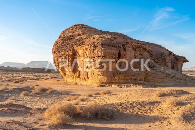 جبل الأحمر، صخرة رملية منحوتة عند غروب الشمس، مقابر الحِجر القديمة، صحراء العلا، المملكة العربية السعودية، عجائب طبيعية وأثرية تخطف الأنفاس