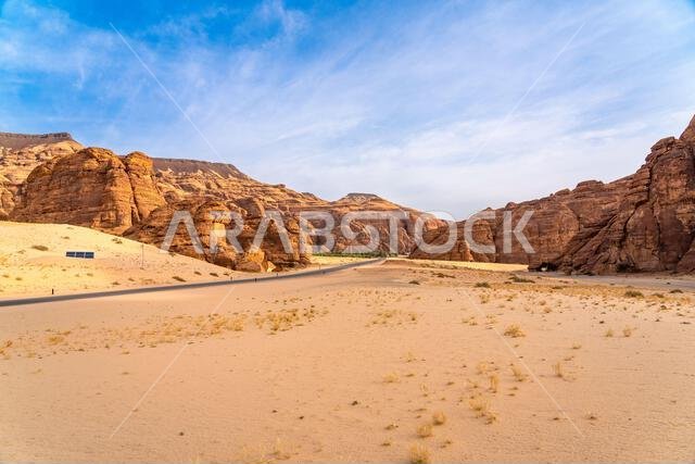 يُبرز وادي آشر البانورامي التكوينات الصخرية الرملية المذهلة لمنطقة العلا، وهي منطقة صحراوية خلابة في المملكة العربية السعودية.