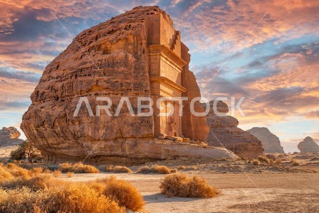 مقبرة أسد الكوزة عند غروب الشمس، نصب تذكاري من الحجر الرملي المنحوت على الطراز النبطي في مدينة الحِجر القديمة، إحدى عجائب الآثار في العلا، المملكة العربية السعودية