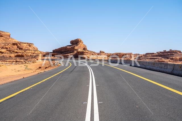 استمتع بالقيادة على الطريق الخلاب بين الرياض والعلا، مروراً بمناظر طبيعية من الصحراء الرملية والتكوينات الصخرية والجبال، في المملكة العربية السعودية. استمتع بالقيادة على الطريق الخلاب بين الرياض والعلا، مروراً بمناظر طبيعية من الصحراء الرملية والتكوينات الصخرية والجبال، في المملكة العربية السعودية.