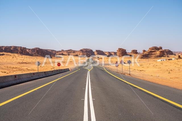 استمتع بالقيادة على الطريق الخلاب بين الرياض والعلا، مروراً بمناظر طبيعية من الصحراء الرملية والتكوينات الصخرية والجبال، في المملكة العربية السعودية.