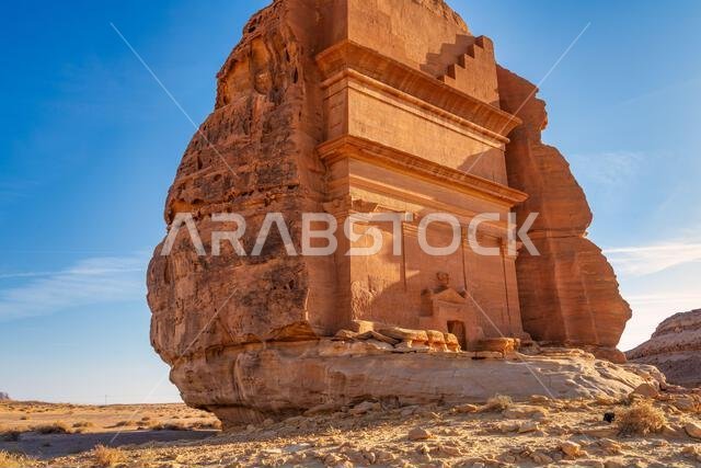 مقبرة أسد الكوزة عند غروب الشمس، نصب تذكاري من الحجر الرملي المنحوت على الطراز النبطي في مدينة الحِجر القديمة، إحدى عجائب الآثار في العلا، المملكة العربية السعودية مقبرة أسد الكوزة عند غروب الشمس، نصب تذكاري من الحجر الرملي المنحوت على الطراز النبطي في مدينة الحِجر القديمة، إحدى عجائب الآثار في العلا، المملكة العربية السعودية