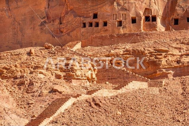 الآثار القديمة المذهلة للمقابر المنحوتة في الصخر في موقع دادان الأثري، وهو إرث حضارة تاريخية مفقودة، في العلا، المملكة العربية السعودية