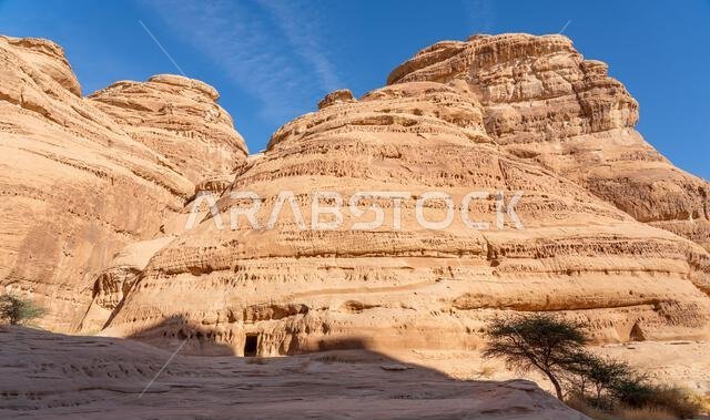 جبل إثلب، الديوان، تكوين صخري رملي منحوت قديم في صحراء الحِجر، دليل على التراث الثقافي الغني لليونسكو في العلا، المملكة العربية السعودية جبل إثلب، الديوان، تكوين صخري رملي منحوت قديم في صحراء الحِجر، دليل على التراث الثقافي الغني لليونسكو في العلا، المملكة العربية السعودية