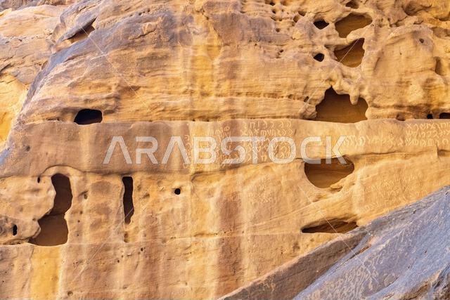 جبل عكمة، مكتبة اليونسكو المفتوحة المنحوتة في صخور الحجر الرملي في العلا بالمملكة العربية السعودية، تحفظ كلمات ونقوشاً قديمة لحضارة عريقة.