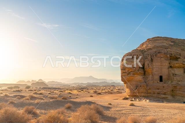 جبل الأحمر، صخرة رملية منحوتة عند غروب الشمس، مقابر الحِجر القديمة، صحراء العلا، المملكة العربية السعودية، عجائب طبيعية وأثرية تخطف الأنفاس جبل الأحمر، صخرة رملية منحوتة عند غروب الشمس، مقابر الحِجر القديمة، صحراء العلا، المملكة العربية السعودية، عجائب طبيعية وأثرية تخطف الأنفاس