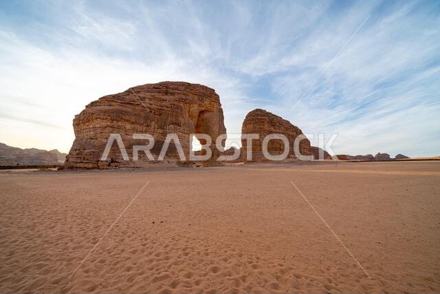 تُحيط المناظر الطبيعية الصحراوية البانورامية لمدينة العلا عند غروب الشمس بصخرة الفيل، وهي تكوين صخري مذهل من الحجر الرملي، تُعدّ من عجائب التكوينات الجيولوجية في المملكة العربية السعودية.