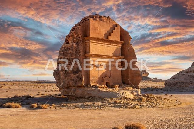 مقبرة أسد الكوزة عند غروب الشمس، نصب تذكاري من الحجر الرملي المنحوت على الطراز النبطي في مدينة الحِجر القديمة، إحدى عجائب الآثار في العلا، المملكة العربية السعودية مقبرة أسد الكوزة عند غروب الشمس، نصب تذكاري من الحجر الرملي المنحوت على الطراز النبطي في مدينة الحِجر القديمة، إحدى عجائب الآثار في العلا، المملكة العربية السعودية