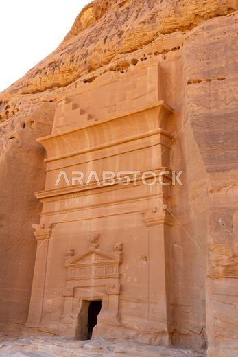جبل البنات، وهو جبل من الحجر الرملي يضم الآثار القديمة لمقابر قصر البنت في الحِجر، العلا، وهي من عجائب الآثار في المملكة العربية السعودية جبل البنات، وهو جبل من الحجر الرملي يضم الآثار القديمة لمقابر قصر البنت في الحِجر، العلا، وهي من عجائب الآثار في المملكة العربية السعودية