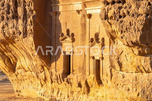 جبل الأحمر، صخرة رملية منحوتة عند غروب الشمس، مقابر الحِجر القديمة، صحراء العلا، المملكة العربية السعودية، عجائب طبيعية وأثرية تخطف الأنفاس جبل الأحمر، صخرة رملية منحوتة عند غروب الشمس، مقابر الحِجر القديمة، صحراء العلا، المملكة العربية السعودية، عجائب طبيعية وأثرية تخطف الأنفاس