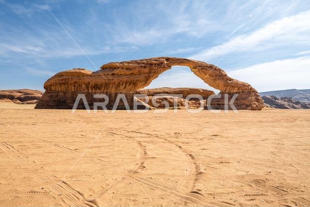 تُحيط المناظر الطبيعية الصحراوية البانورامية قرب العلا بقوس قوس قزح المذهل، وهو تكوين صخري رملي رائع، يُعدّ من عجائب التكوينات الجيولوجية في المملكة العربية السعودية. تُحيط المناظر الطبيعية الصحراوية البانورامية قرب العلا بقوس قوس قزح المذهل، وهو تكوين صخري رملي رائع، يُعدّ من عجائب التكوينات الجيولوجية في المملكة العربية السعودية.