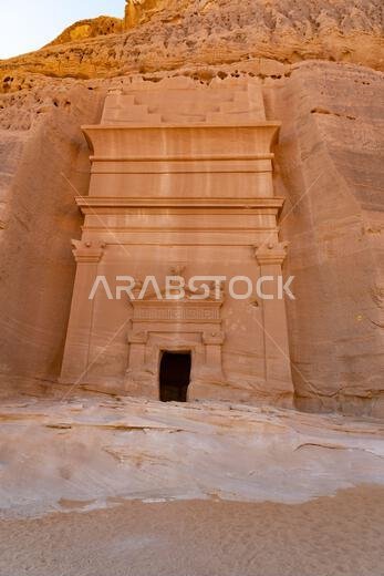 جبل البنات، وهو جبل من الحجر الرملي يضم الآثار القديمة لمقابر قصر البنت في الحِجر، العلا، وهي من عجائب الآثار في المملكة العربية السعودية