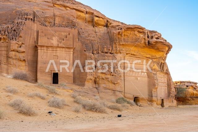 جبل الأحمر، صخرة رملية منحوتة عند غروب الشمس، مقابر الحِجر القديمة، صحراء العلا، المملكة العربية السعودية، عجائب طبيعية وأثرية تخطف الأنفاس