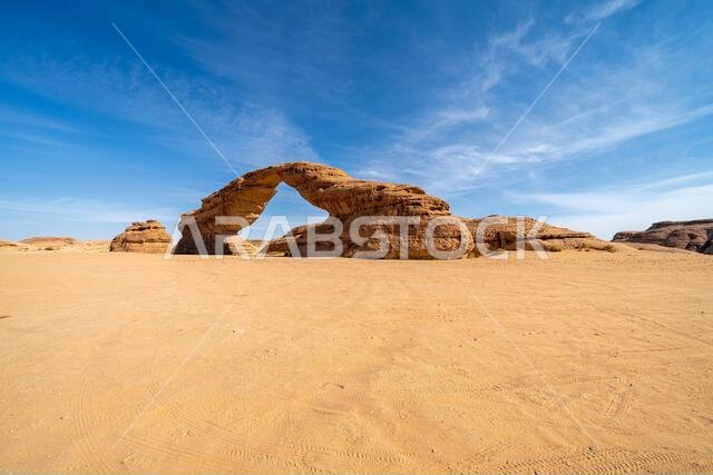 تُحيط المناظر الطبيعية الصحراوية البانورامية قرب العلا بقوس قوس قزح المذهل، وهو تكوين صخري رملي رائع، يُعدّ من عجائب التكوينات الجيولوجية في المملكة العربية السعودية. تُحيط المناظر الطبيعية الصحراوية البانورامية قرب العلا بقوس قوس قزح المذهل، وهو تكوين صخري رملي رائع، يُعدّ من عجائب التكوينات الجيولوجية في المملكة العربية السعودية.