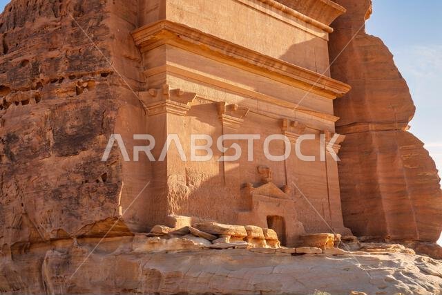 مقبرة أسد الكوزة عند غروب الشمس، نصب تذكاري من الحجر الرملي المنحوت على الطراز النبطي في مدينة الحِجر القديمة، إحدى عجائب الآثار في العلا، المملكة العربية السعودية
