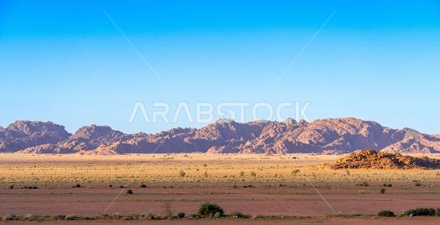استمتع بالقيادة على الطريق الخلاب بين الرياض والعلا، مروراً بمناظر طبيعية من الصحراء الرملية والتكوينات الصخرية والجبال، في المملكة العربية السعودية.