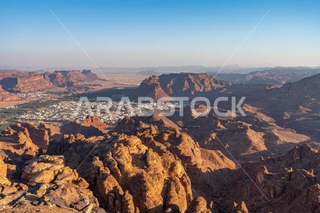 نقطة مشاهدة حرة عند غروب الشمس، العلا، المملكة العربية السعودية. منظر بانورامي خلاب لتكوينات الحجر الرملي الوعرة والمناظر الصحراوية لهذه المنطقة المذهلة
