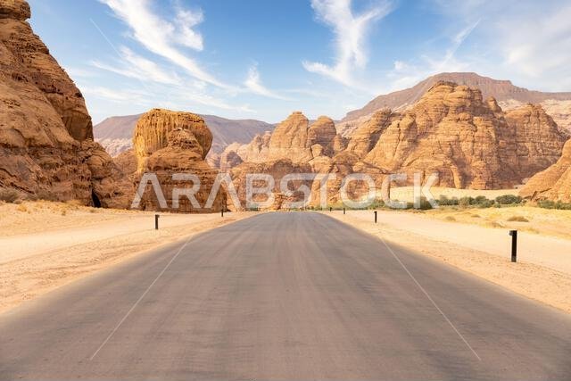 يُبرز وادي آشر البانورامي التكوينات الصخرية الرملية المذهلة لمنطقة العلا، وهي منطقة صحراوية خلابة في المملكة العربية السعودية.