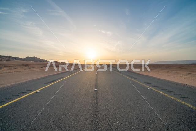 الطريق الصحراوي الخلاب من العلا إلى المدينة المنورة عند شروق الشمس، وإطلالة بانورامية آسرة على المملكة العربية السعودية مع تكوينات صخرية رملية مذهلة.