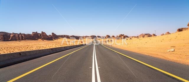 استمتع بالقيادة على الطريق الخلاب بين الرياض والعلا، مروراً بمناظر طبيعية من الصحراء الرملية والتكوينات الصخرية والجبال، في المملكة العربية السعودية.