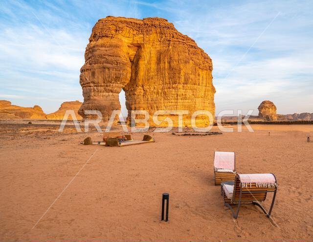 يستمتع الناس بالاسترخاء في البار عند غروب الشمس في صخرة الفيل الشهيرة في العلا، وهي عبارة عن تكوين صخري مذهل من الحجر الرملي، تُعدّ أعجوبة طبيعية وسط المناظر الطبيعية الصحراوية.
