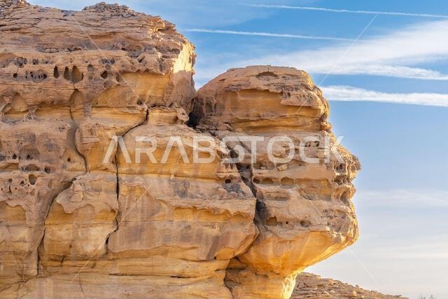 صخرة الوجه عند غروب الشمس، إحدى عجائب الطبيعة قرب صخرة الحجر الرملي المنحوتة في جبل الأحمر، ومقابر الحِجر القديمة في صحراء العلا، المملكة العربية السعودية صخرة الوجه عند غروب الشمس، إحدى عجائب الطبيعة قرب صخرة الحجر الرملي المنحوتة في جبل الأحمر، ومقابر الحِجر القديمة في صحراء العلا، المملكة العربية السعودية