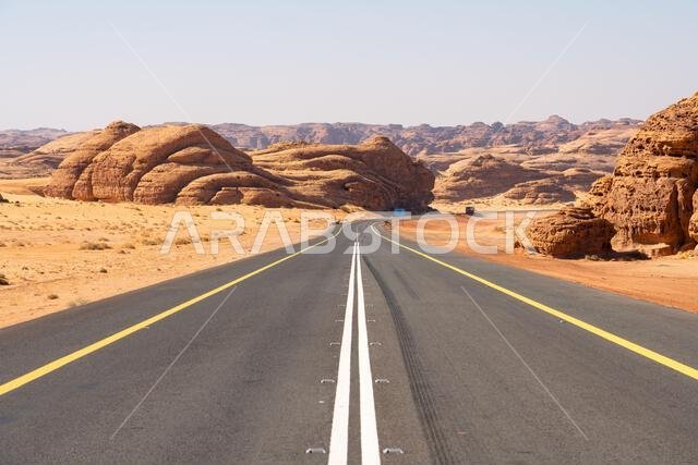 استمتع بالقيادة على الطريق الخلاب بين الرياض والعلا، مروراً بمناظر طبيعية من الصحراء الرملية والتكوينات الصخرية والجبال، في المملكة العربية السعودية.