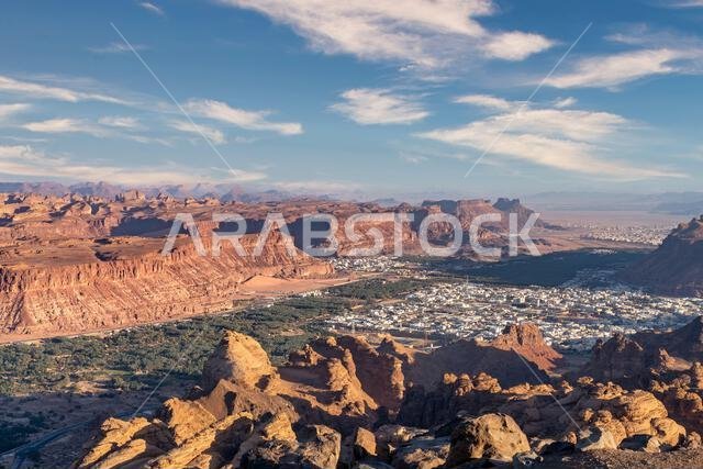 نقطة مشاهدة حرة عند غروب الشمس، العلا، المملكة العربية السعودية. منظر بانورامي خلاب لتكوينات الحجر الرملي الوعرة والمناظر الصحراوية لهذه المنطقة المذهلة