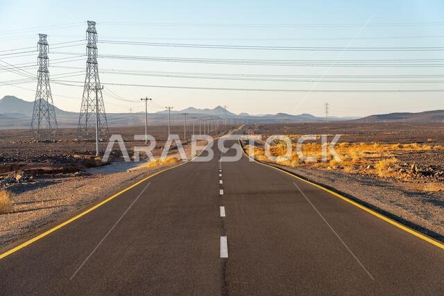 طريق خلاب إلى نقطة مشاهدة حرة. رحلة آسرة نحو بانوراما غروب الشمس المذهلة في العلا، المملكة العربية السعودية.