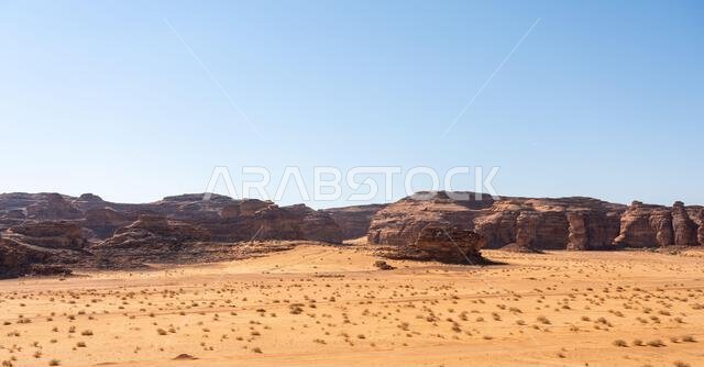 استمتع بالقيادة على الطريق الخلاب بين الرياض والعلا، مروراً بمناظر طبيعية من الصحراء الرملية والتكوينات الصخرية والجبال، في المملكة العربية السعودية. استمتع بالقيادة على الطريق الخلاب بين الرياض والعلا، مروراً بمناظر طبيعية من الصحراء الرملية والتكوينات الصخرية والجبال، في المملكة العربية السعودية.
