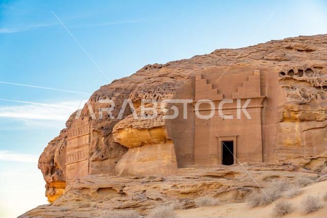 جبل الأحمر، صخرة رملية منحوتة عند غروب الشمس، مقابر الحِجر القديمة، صحراء العلا، المملكة العربية السعودية، عجائب طبيعية وأثرية تخطف الأنفاس جبل الأحمر، صخرة رملية منحوتة عند غروب الشمس، مقابر الحِجر القديمة، صحراء العلا، المملكة العربية السعودية، عجائب طبيعية وأثرية تخطف الأنفاس