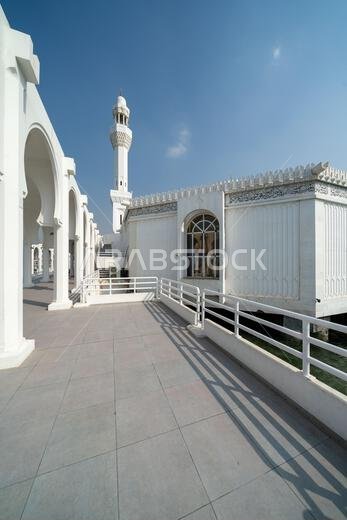 يبدو المسجد العائم على كورنيش جدة في المملكة العربية السعودية، والمعروف باسم مسجد الرحمة، وكأنه يطفو فوق البحر الأحمر.