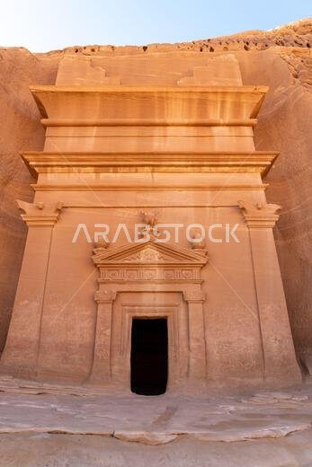جبل البنات، وهو جبل من الحجر الرملي يضم الآثار القديمة لمقابر قصر البنت في الحِجر، العلا، وهي من عجائب الآثار في المملكة العربية السعودية جبل البنات، وهو جبل من الحجر الرملي يضم الآثار القديمة لمقابر قصر البنت في الحِجر، العلا، وهي من عجائب الآثار في المملكة العربية السعودية