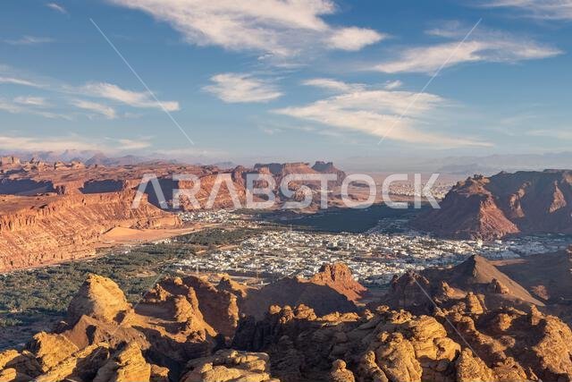 نقطة مشاهدة حرة عند غروب الشمس، العلا، المملكة العربية السعودية. منظر بانورامي خلاب لتكوينات الحجر الرملي الوعرة والمناظر الصحراوية لهذه المنطقة المذهلة
