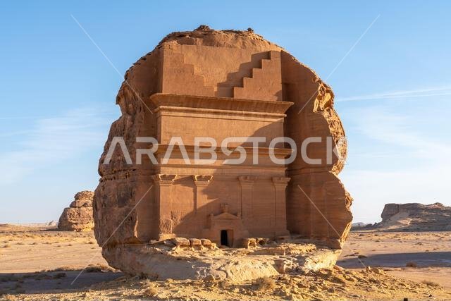 مقبرة أسد الكوزة عند غروب الشمس، نصب تذكاري من الحجر الرملي المنحوت على الطراز النبطي في مدينة الحِجر القديمة، إحدى عجائب الآثار في العلا، المملكة العربية السعودية مقبرة أسد الكوزة عند غروب الشمس، نصب تذكاري من الحجر الرملي المنحوت على الطراز النبطي في مدينة الحِجر القديمة، إحدى عجائب الآثار في العلا، المملكة العربية السعودية