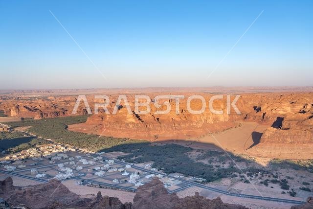 نقطة مشاهدة حرة عند غروب الشمس، العلا، المملكة العربية السعودية. منظر بانورامي خلاب لتكوينات الحجر الرملي الوعرة والمناظر الصحراوية لهذه المنطقة المذهلة نقطة مشاهدة حرة عند غروب الشمس، العلا، المملكة العربية السعودية. منظر بانورامي خلاب لتكوينات الحجر الرملي الوعرة والمناظر الصحراوية لهذه المنطقة المذهلة