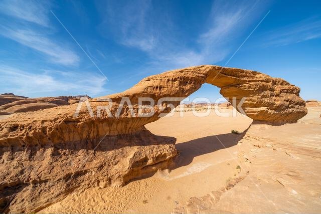 تُحيط المناظر الطبيعية الصحراوية البانورامية قرب العلا بقوس قوس قزح المذهل، وهو تكوين صخري رملي رائع، يُعدّ من عجائب التكوينات الجيولوجية في المملكة العربية السعودية. تُحيط المناظر الطبيعية الصحراوية البانورامية قرب العلا بقوس قوس قزح المذهل، وهو تكوين صخري رملي رائع، يُعدّ من عجائب التكوينات الجيولوجية في المملكة العربية السعودية.