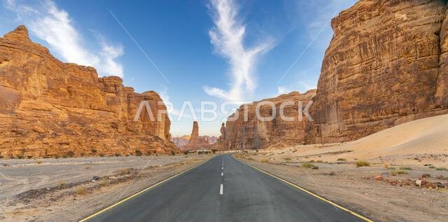 طريق خلاب إلى نقطة مشاهدة حرة. رحلة آسرة نحو بانوراما غروب الشمس المذهلة في العلا، المملكة العربية السعودية.
