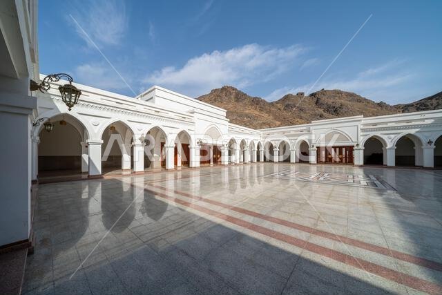 مسجد الفتح، في المدينة المنورة بالمملكة العربية السعودية، هو موقع تراثي إسلامي مقدس يجذب الزوار من جميع أنحاء العالم الإسلامي