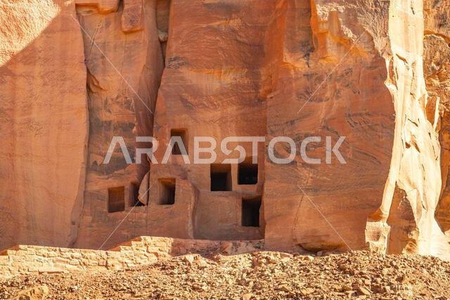 الآثار القديمة المذهلة للمقابر المنحوتة في الصخر في موقع دادان الأثري، وهو إرث حضارة تاريخية مفقودة، في العلا، المملكة العربية السعودية